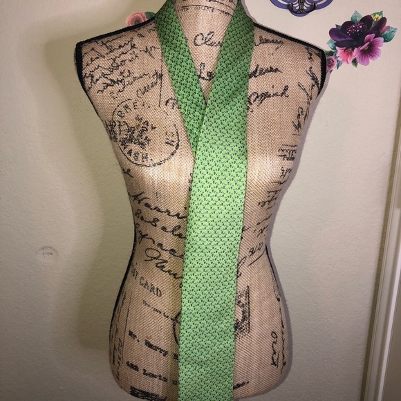 Jos. A. Bank Green Executive Tie with Blue Little Seagulls on it. - Picture 1 of 4
